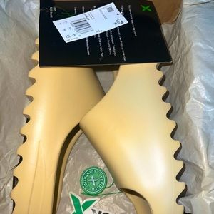 desert sand yeezy slides sz 10 good deal!!